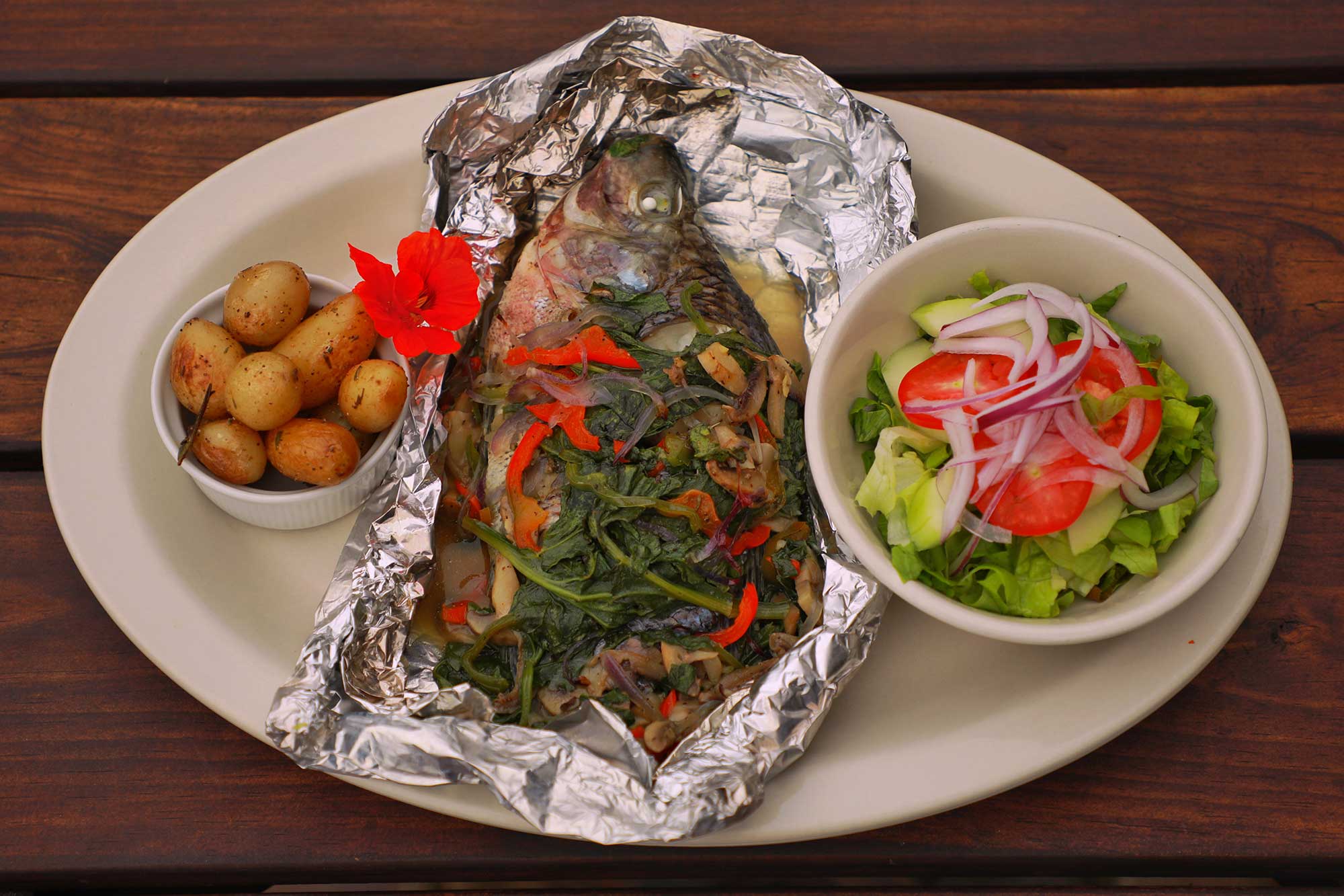 Tilapia entera al vapor restaurante en antigua guatemala