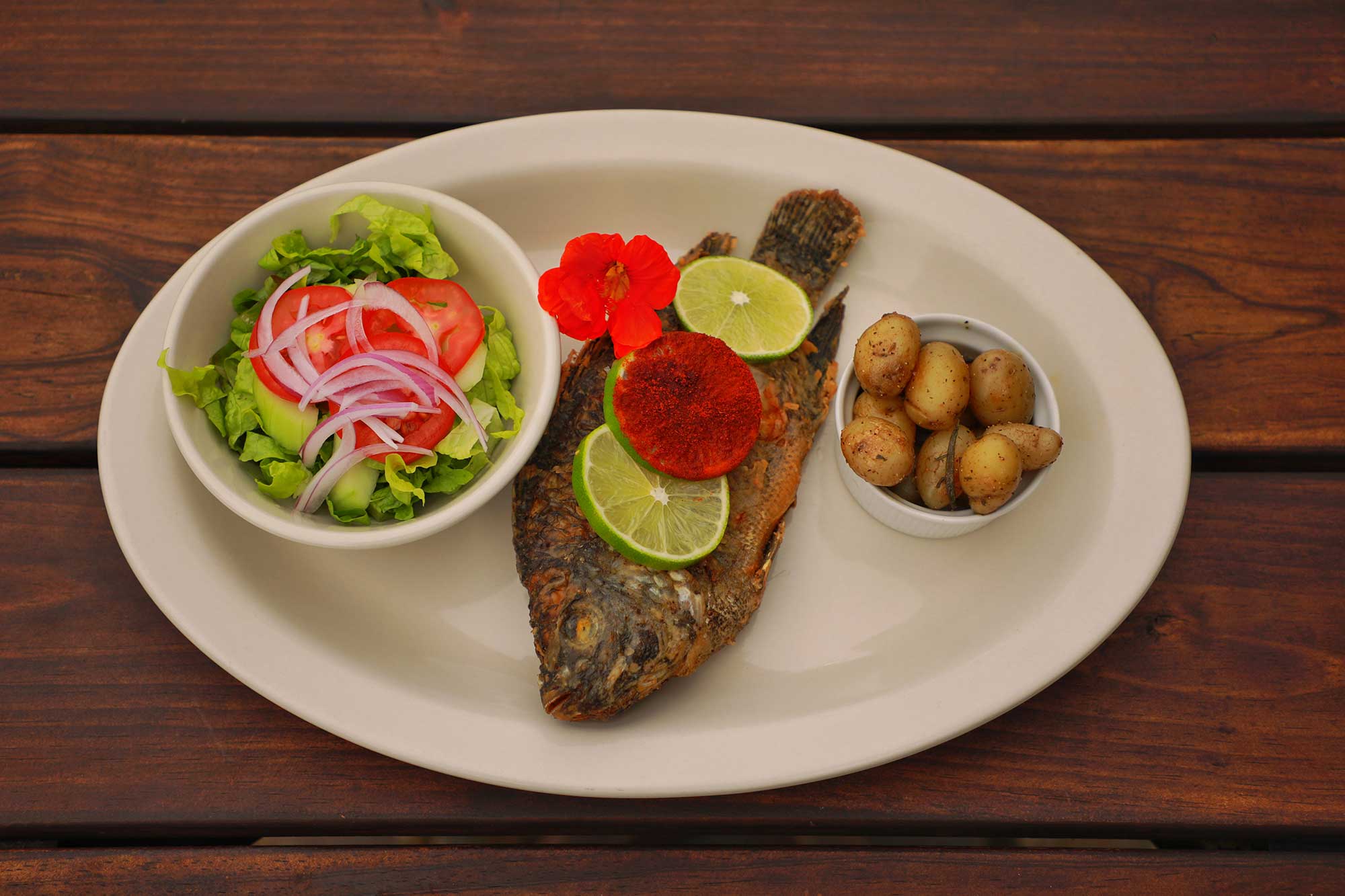 Tilapia entera frita restaurante en antigua guatemala